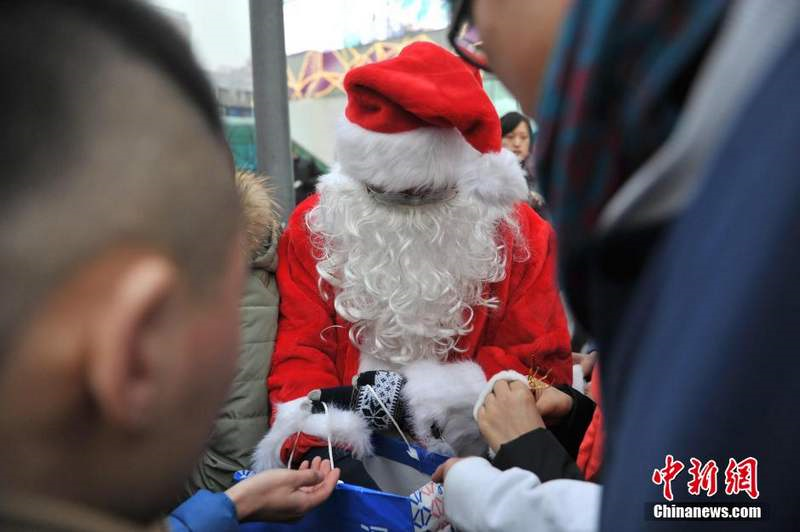 크리스마스 이브에 베이징 PM2.5 치솟아, 산타도 마스크 착용 _1