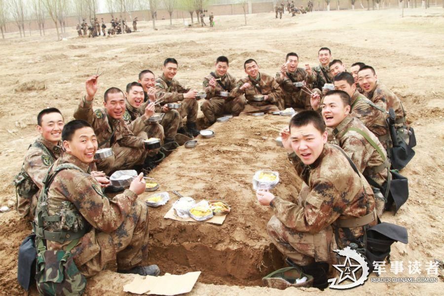 Фото: Солдаты НОАК готовят еду в полевых условиях_1