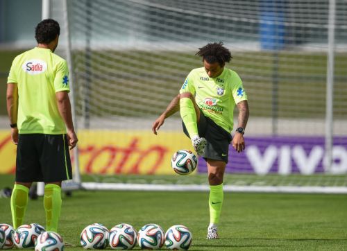 巴西队训练备战积极 内马尔秀绝技抢镜(10)
