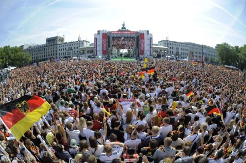 德国队抵达柏林狂欢游行(4)_国际足球_体育新闻