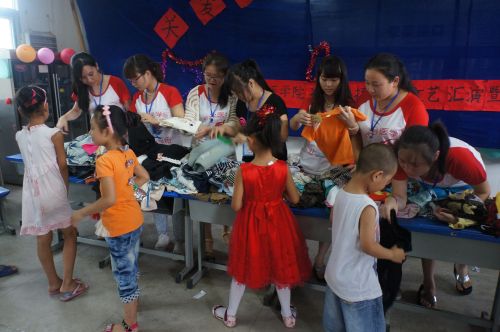 长沙医学院捐湖北镇小一万善款和六百件新衣物