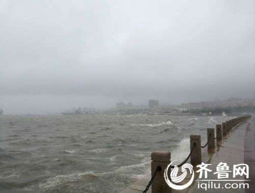 台风麦德姆来袭 烟台滨海路海浪翻滚5米多高