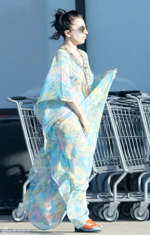 Lady Gaga穿越去唐朝?着仙女裙逛超市买面包