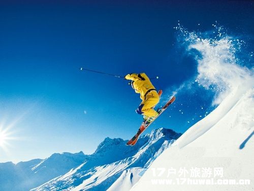 体育讲堂:高山滑雪运动的特点及常用术语_体育