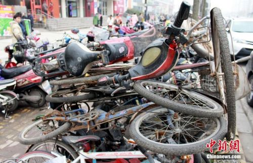 数百辆僵尸自行车弃置南京公共停车场(6)