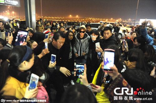 李易峰现身机场引骚乱 获警察开路保镖贴身显