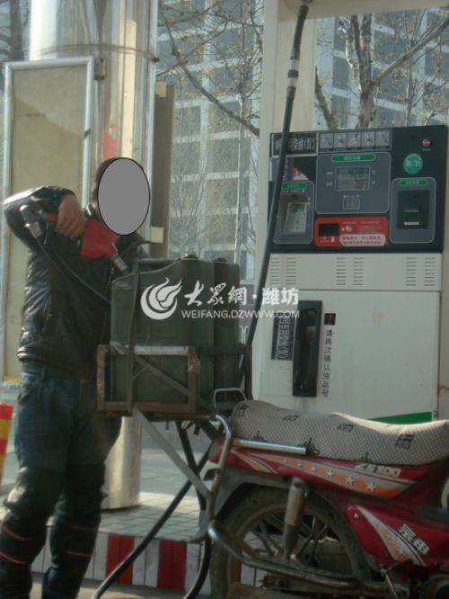 曝潍坊中石化加油站售散装汽油 加油站称合规