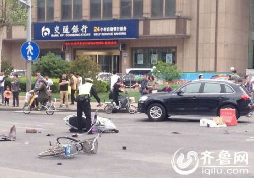 快讯:济南经四路发生交通事故 轿车撞倒多位行