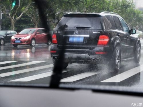 雨天驾车需谨慎!重庆大货车雨中失控(2)