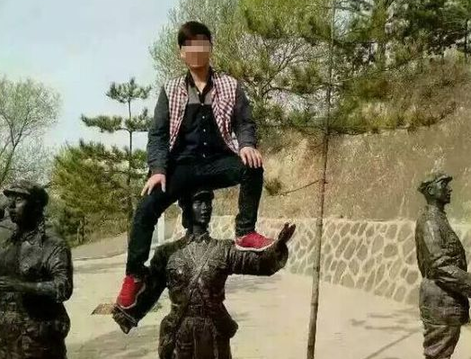 李文春攀爬红军雕塑被列入 不文明行为记录 _