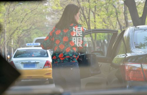 组图:刘芳菲街头演绎时尚 电话不停豪车接驾