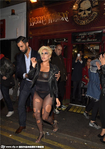 Lady Gaga伦敦连续两天造型雷人 翘天辫变妖