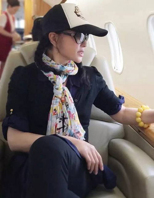 刘晓庆晒搭乘飞机美照 戴棒球帽扎双马尾辫显