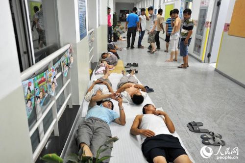 天津爆炸目击:疏散居民聚集操场 孩子睡在课桌