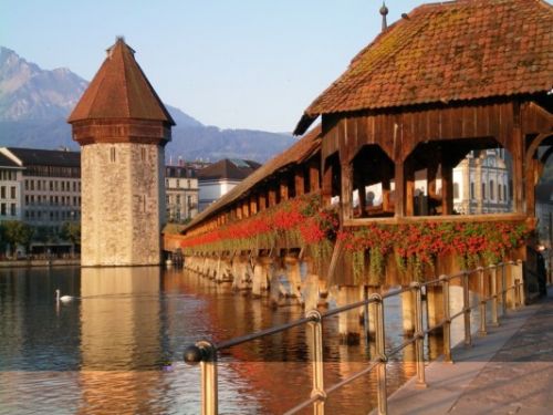瑞士:旅游点特设亚洲专列 总裁称非歧视_时尚