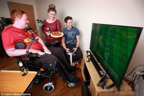 FIFA游戏迷全身瘫痪 好友帮制作用嘴玩的PS3