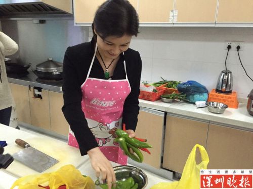 中国女首富在家煮饭照:戴上围裙 切辣椒煎鸡蛋