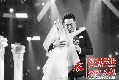 53岁马景涛与21岁娇妻不办婚礼 二人甜蜜接吻
