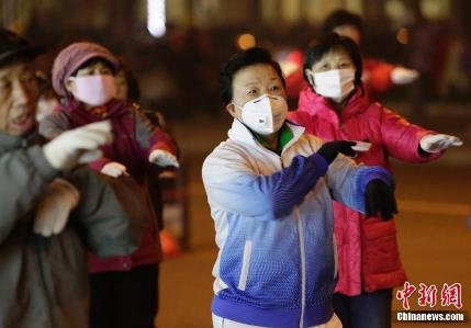 雾霾天广场舞大妈戴口罩起舞 北京发布重污染