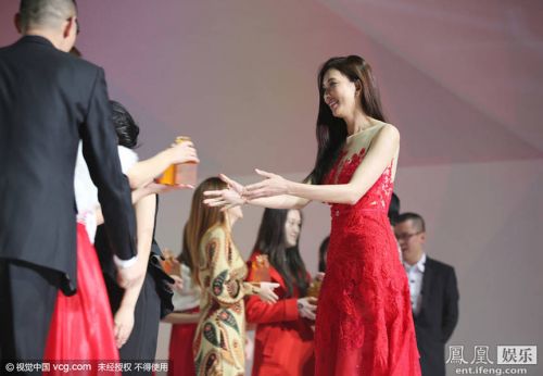 林志玲红色长裙出席活动 为嘉宾颁奖频频俯身