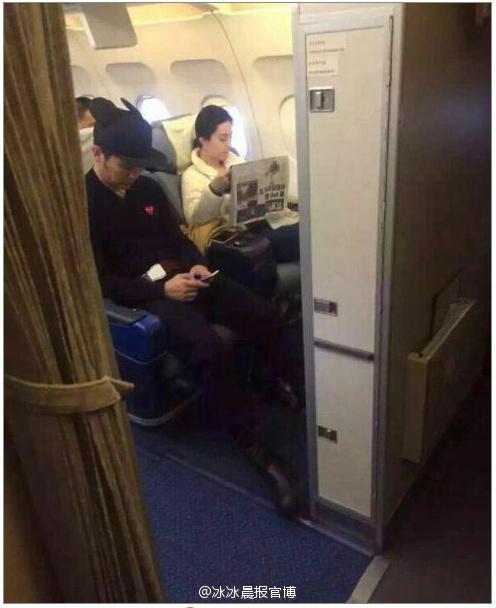 李晨范冰冰坐飞机 女方读报纸男方看手机