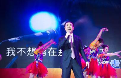 王健林年会倾情献唱 网友笑称中国歌唱界里企