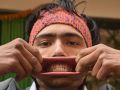 Непалец побил рекорд по количеству карандашей во рту