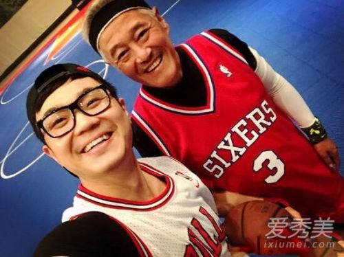 [明星爆料]赵本山与徒弟打篮球 笑容灿烂气色好