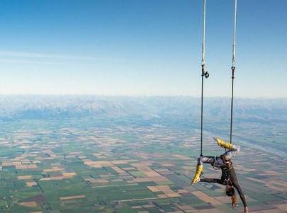 美女倒吊打破纪录借助热气球在3000米高空完