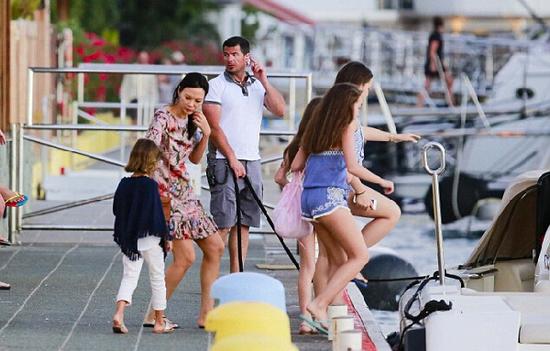 3月28日，邓文迪被拍到带着女儿乘坐俄罗斯亿万富豪罗曼-阿布拉莫维奇的私人游艇前往圣巴斯岛度假。（图片来源：美国媒体）