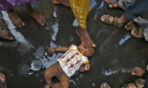 不明觉厉!印度奇特风俗:大人脚踩婴儿为其祈福