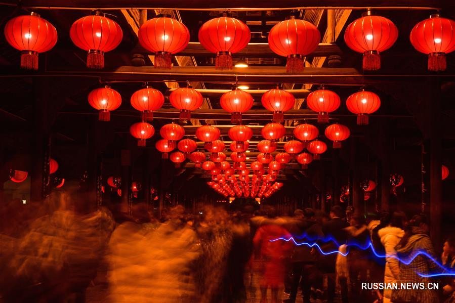 В китайских городах зажгли красочные иллюминации в преддверии праздника Фонарей_1