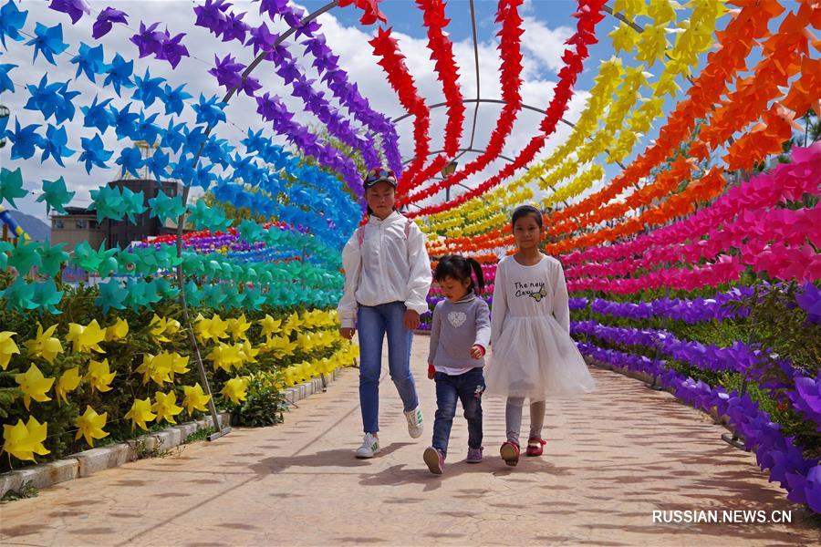 Сто тысяч разноцветных вертушек в детском парке Лхасы_1