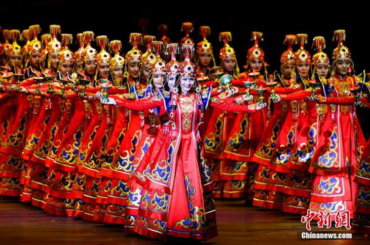 제5회 중국 신장 국제 민속춤 축제 개막, 17일간 60회 공연 열린다_1