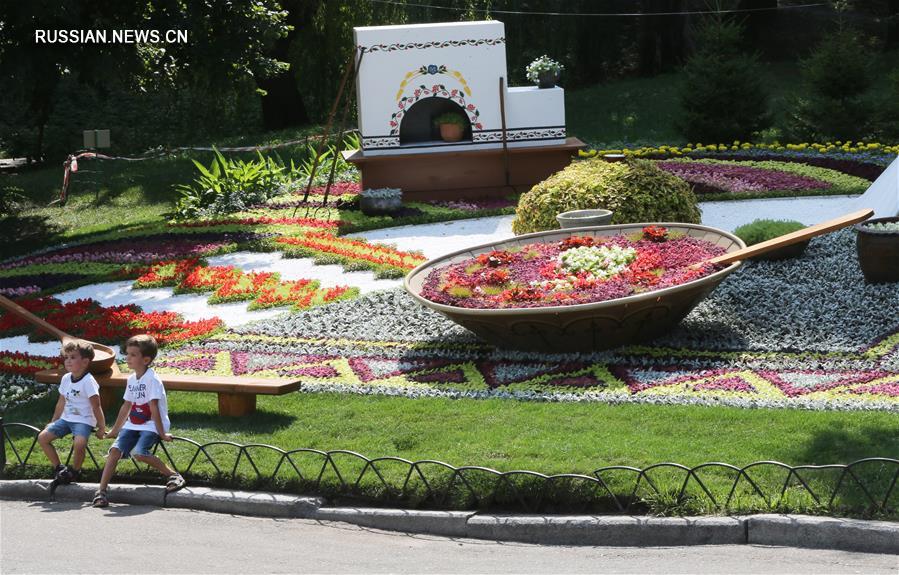 В Киеве открылась выставка цветочных композиций ко Дню независимости Украины_1